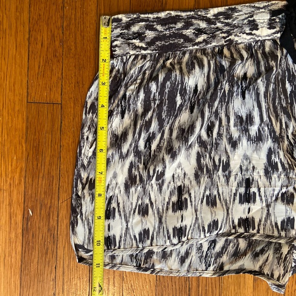 Black, White, and Gray Silk Joie Shorts in Size Medium - Picture 9 of 9